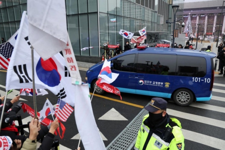 <b>윤석열</b>, <b>김건희특검</b> 첫 피의자 출석... 공천개입·매관매직 조사