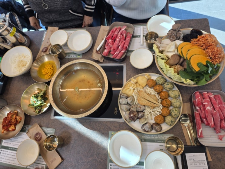  부모님 가족모임 하기 딱 좋은! 건강한 버섯과 굴림만두가 일품인 용인 해율만두전골