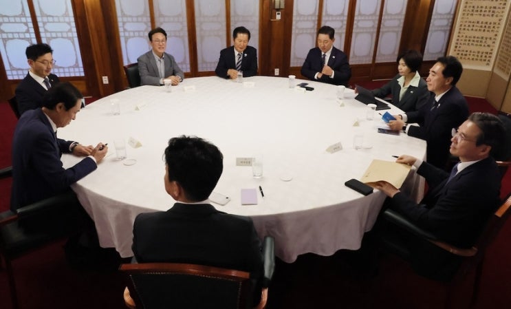 당정대 “<b>석유화학</b>·<b>철강</b> 산업 <b>구조개편</b> 불가피”무엇을... 