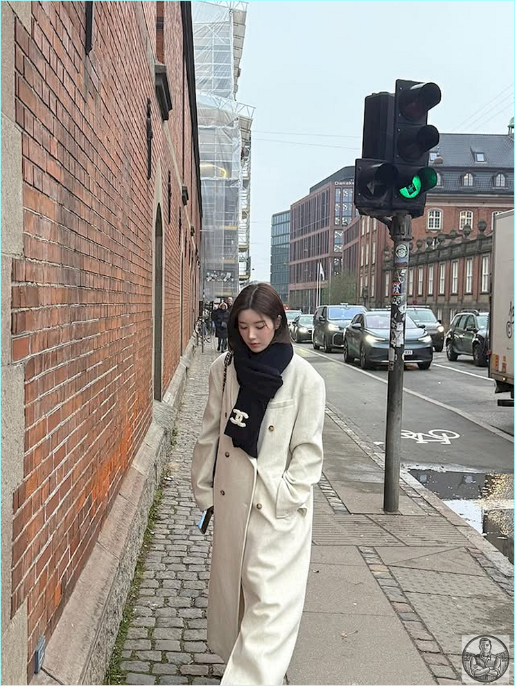 권은비 샤넬 머플러 코디, 코펜하겐 여행룩 현실 착장 분석