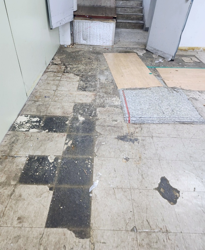  김포 대곶 바닥재철거와 검은본드제거작업을 위한 샌딩시공