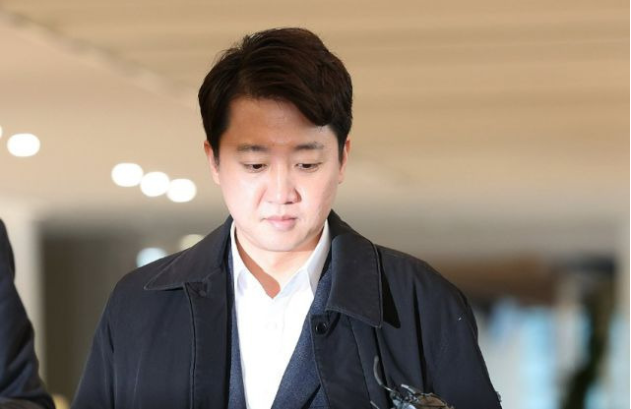 “공범으로 엮는 건 무리”  이준석, 尹 <b>공천개입 의혹</b> 특검 첫... 