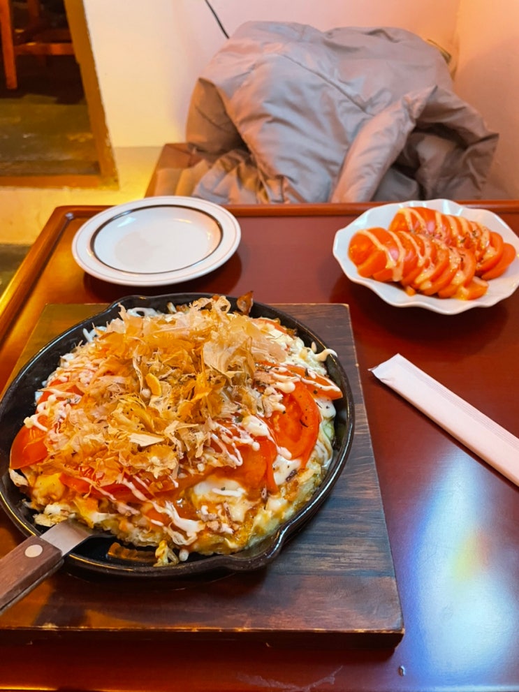  군산 영화타운 맛집 야끼끼 YAKKI-KKI 철판에서 바삭하게 구운 오꼬노미야키 생맥주 안주로 제격 유자토마토 군산철판요리 영화동혼밥