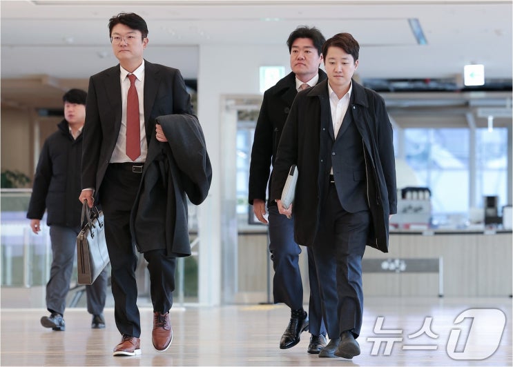 <b>이준석</b>, 특검 소환: '<b>공천 개입</b>' 의혹, 진실은 무엇인가?