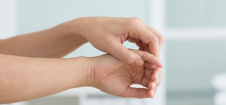  방아쇠수지증후군 수술 꼭 해야할까요 ? 재발 줄이는 현실적인 관리법