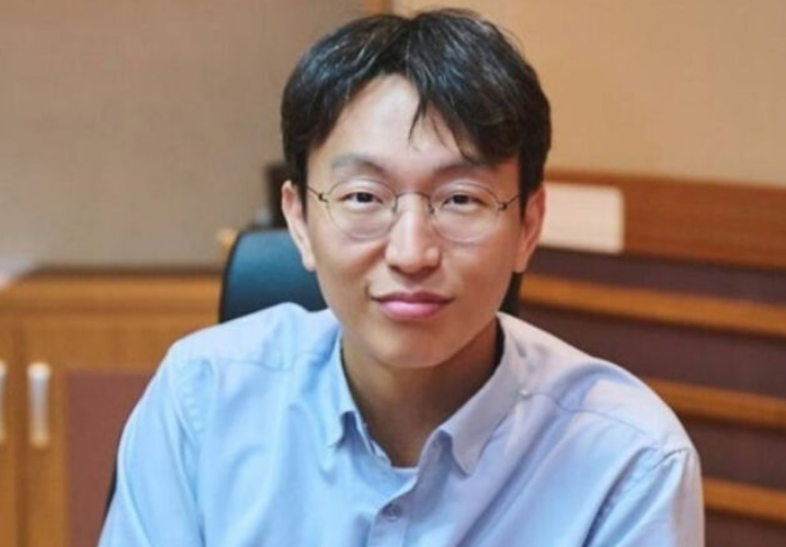 '저속노화' <b>정희원</b>, <b>맞고소</b> 당했다…"강제추행 등 혐의"