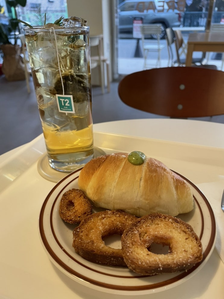  군산 과일산도 머스캣산도 딸기산도 수송동 몽베 최애디저트 바질소금빵 군산혼자카페 바닥면 빠작빠작한 소금빵