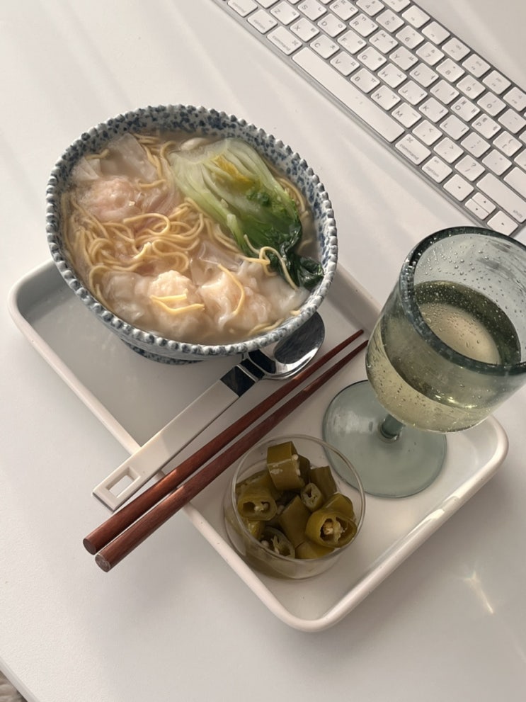  몸이 식어버린 겨울  요즘은 아침에 완탕부터 끓이게 된다