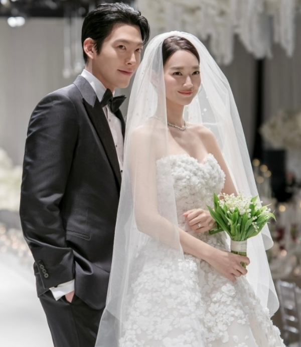  10년 열애 마침표! 신민아 김우빈 4천만원대 본식 웨딩드레스 브랜드는?
