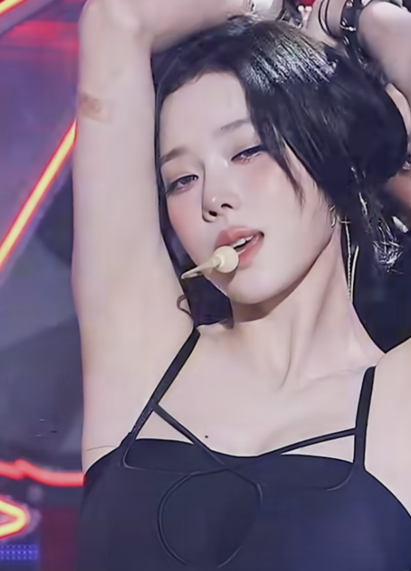   에스파 윈터 근황 공개! 정국과 열애설 후 논란의 타투 철벽 사수?