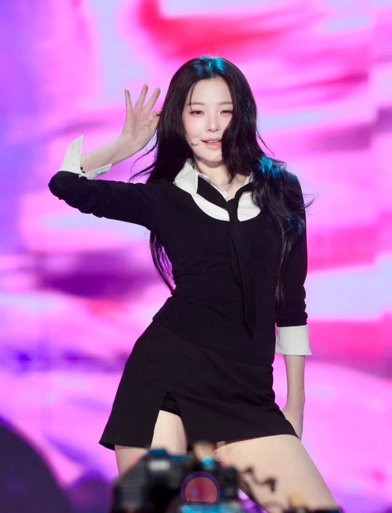 프로미스나인 백지헌 짧은치마 무대 여자긴머리스타일 요즘패션 사진모음