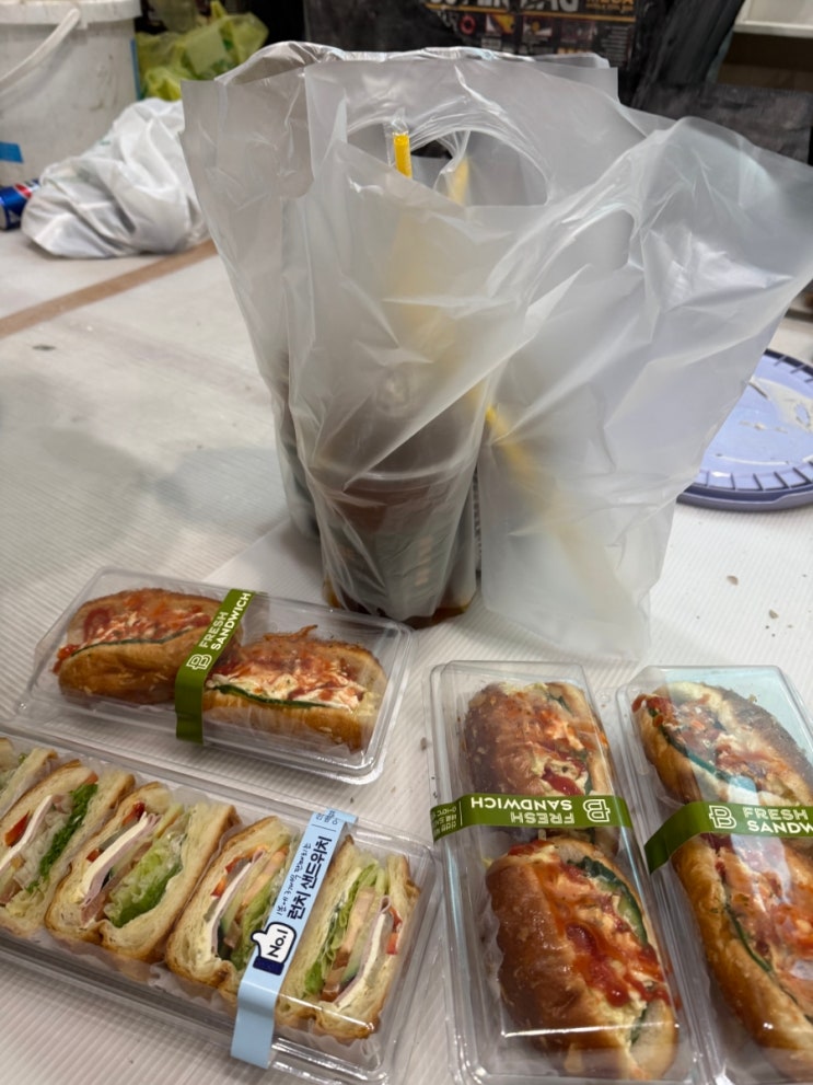  고객님께서 주신 빵과 커피