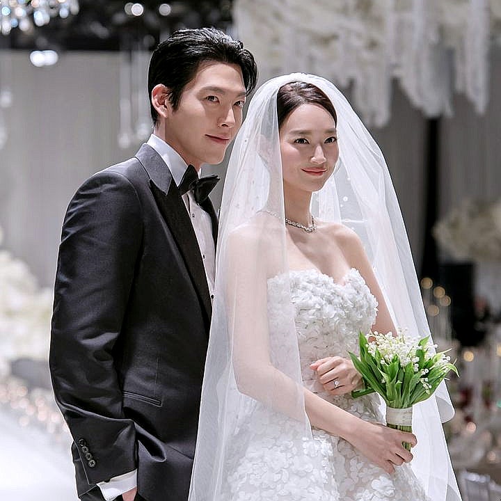  김우빈 신민아 결혼식 하객룩 청첩장 하객 축가 디오 조인성 김태리 하의실종 주례 신혼집 궁합 기부 답례품 정보 총정리