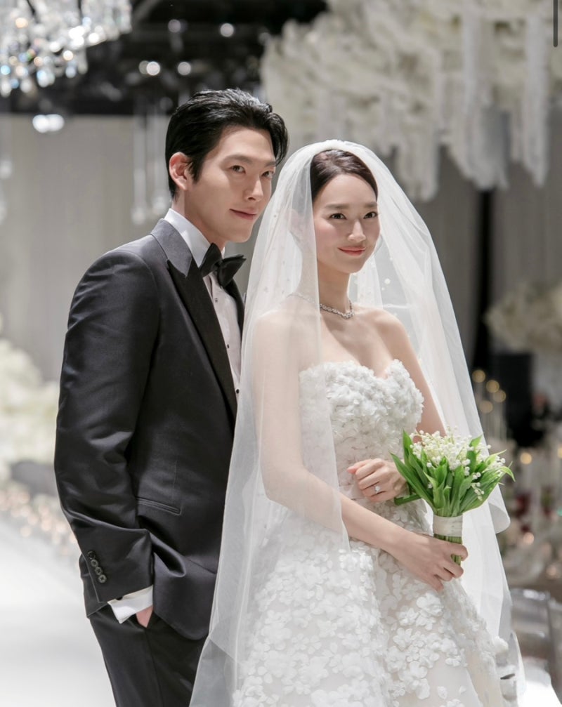 김우빈 신민아 결혼식 웨딩룩 총정리｜신민아 드레스·김우빈 턱시도·루이비통 주얼리까지