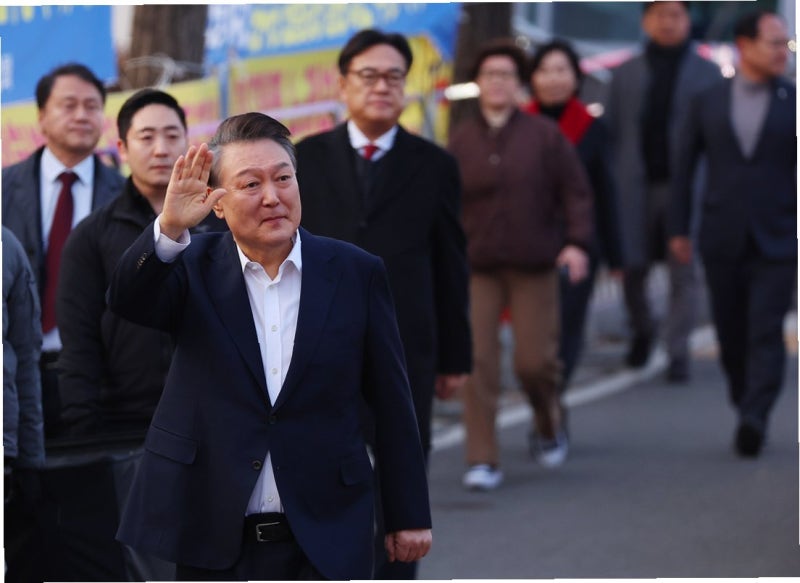 윤석열 전 대통령 1월 석방? '바늘구멍' 가능성, 핵심 쟁점 분석
