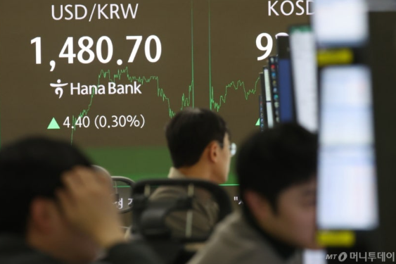   환율 1480원 뚫렸다! 미국 주식 랠리에 밤잠 설치는 서학개미들 "환전 전쟁"