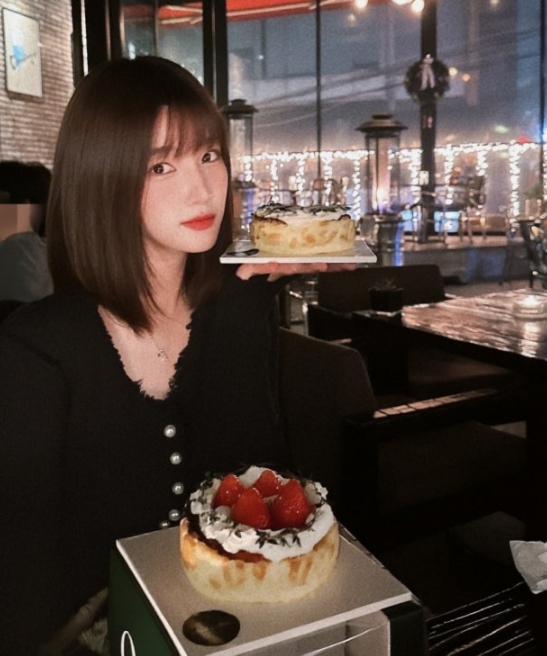   율희, 최민환과 이혼 후 맞이한 두 번째 연말… "단발머리로 변신, 친구들과 행복한 생파"