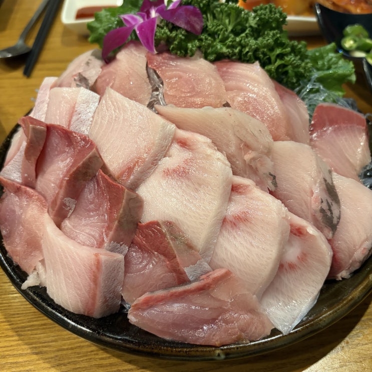  신흥역맛집 / 끊임없이 나오는 스끼다시 와 겨울 제철 대방어 맛집 [ 다우리횟집 신흥1호점 ]