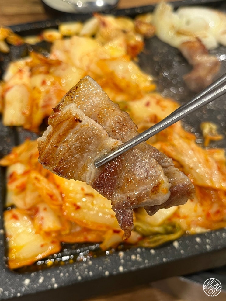  장안동 삼겹살 맛집, 김치 때문에 배불러도 계속 들어가는 돈벼락김치삼겹살 장안동본점 야식으로도 갈 수 있는 곳!