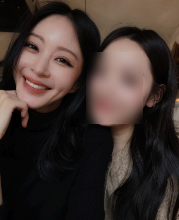   한예슬 남편 아닌 미모의 여성과 첫 투샷? 궁금증 자아내는 달콤한 근황