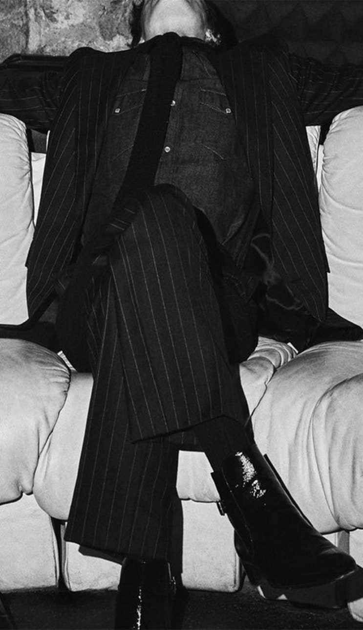  Husbands Paris Single Suit - Anthracite With Grey Pinstripe 앤트러사이트 허즈밴드 파리 싱글 수트 - 위드 그레이 핀스트라이프