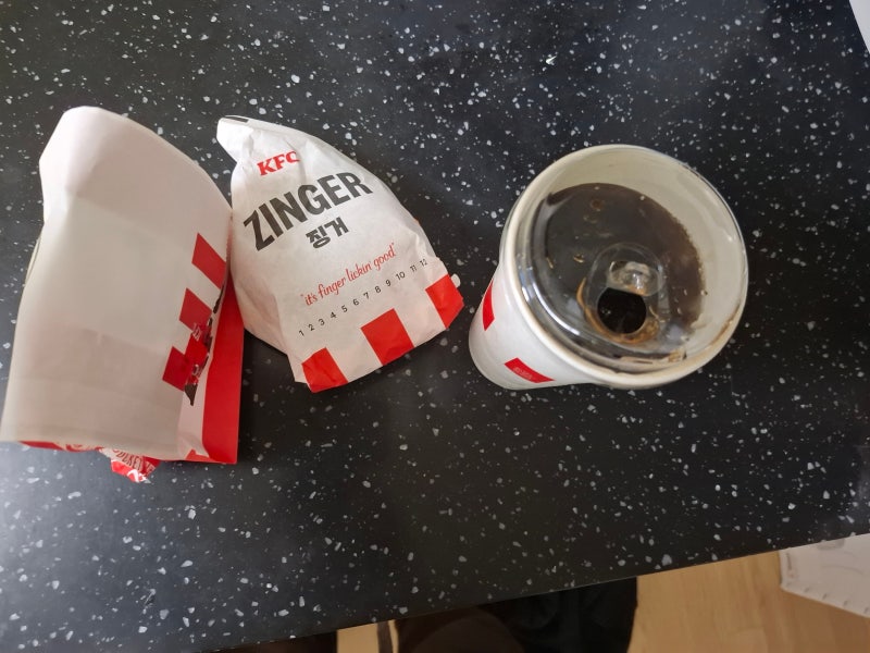 KFC 징거버거 세트 배달 후기｜감자·콜라는 만족, 징거버거는 짜고 눅눅했음