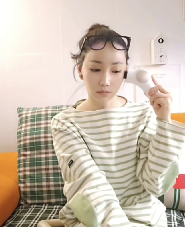 이유리, 민낯에 안경만 썼을 뿐인데 40대 중반 안 믿기는 동안 근황