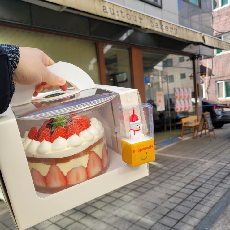 [오뜨르 베이커리] 12만 유튜버 빵딘 '프리지에 홀 케이크' 후기