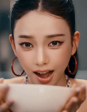   신라면 먹는 에스파 모습에 전 세계가 들썩! 뮤비인 줄 알았다