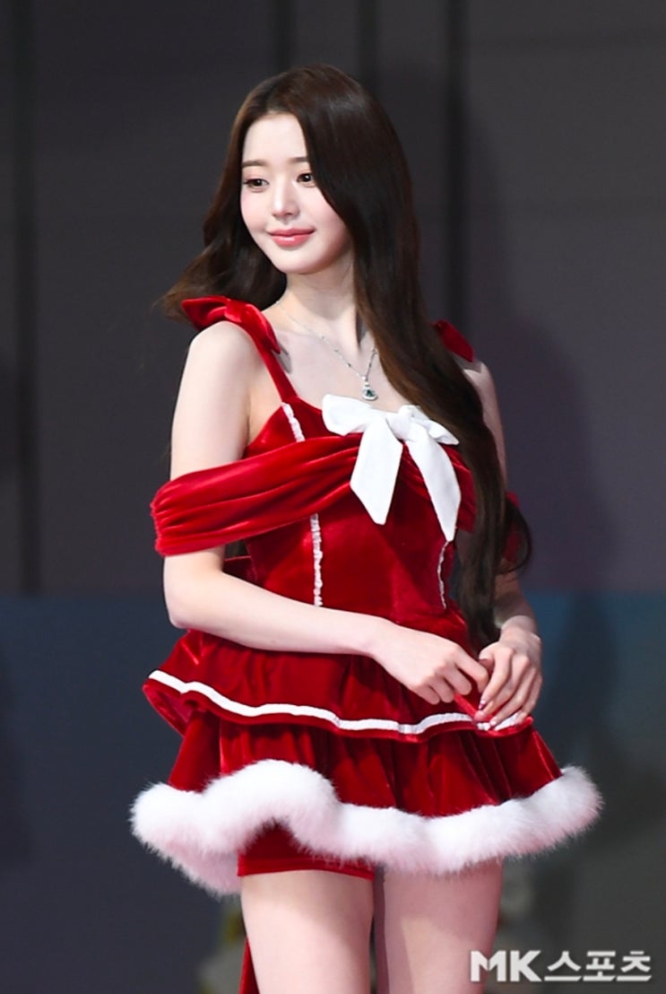   아이브 장원영·안유진 173cm 똑같은 키? 산타걸 vs 순백 여신 극과 극 매력 대결!