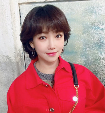 이유리,46세 맞아?” 민낯에 안경만 썼는데 동안 미모 폭발SNS 근황 화제