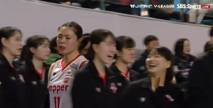  패배보다 뼈아픈 웜업존의 웃음, 페퍼저축은행의 무너진 프로의식