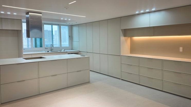  창가의 도시 풍경을 닮은 주방ㅣ부산 사상구 아파트 리모델링ㅣLX트라몬토 세라믹 12T 싱크대 상판 교체ㅣ셀프 인테리어 파트너