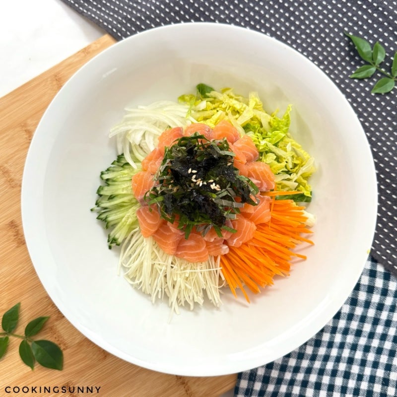 연어와 야채들을 듬뿍 올려 정말 맛있는 연어회덮밥 만들기 연어덮밥 연어야채비빔밥 회덮....