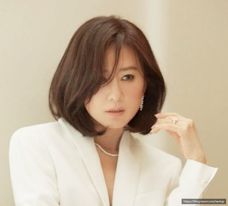 58세에도 너무 고급스럽다, 김희애 중단발 c컬펌 헤어 스타일링