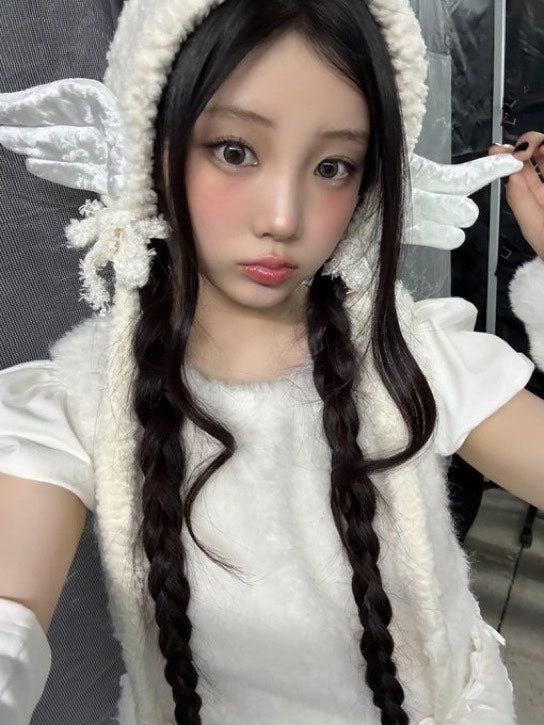 ILLIT Wonhee: Official Twitter Photos for Phone Wallpapers