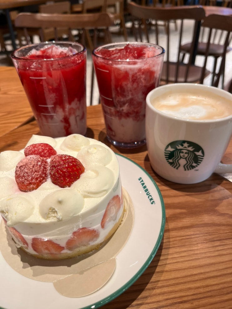  가성비는 없지만 맛은 있다 14900원 스타벅스 딸기 프레지에 케이크와 딸기 음료 아이와 먹어본 후기