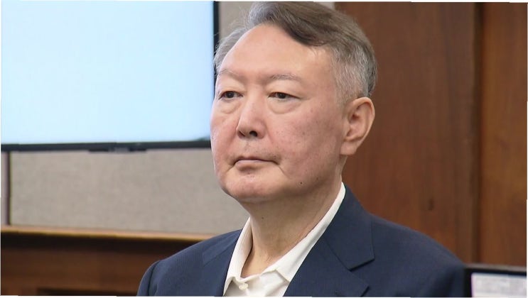 윤석열 전 대통령, '헛웃음'과 '<b>선고 연기</b> 시도'…재판 결과에... 