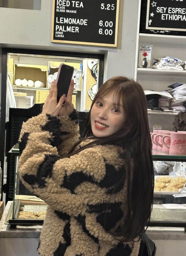  [셀럽 패션] 웬디와 함께 마무리하는 2025, 뉴욕 여행 자켓은 MSGM