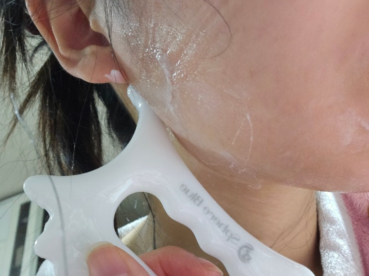  작은얼굴관리 얼굴붓기 케어엔 스피어블루 도토괄사로 마사지 해주기