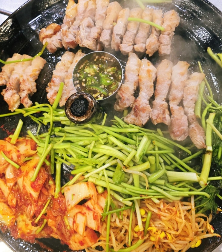  [김해진영]그릴링 서비스는 기본 한재미나리와 솥뚜껑삼겹살의 만남 진영 맛집 '목구멍 김해진영점'