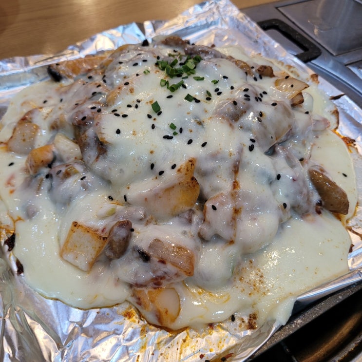 성수역뚝도시장맛집: [영수분식] '숯불양념 치즈곱창' 후기 / 맛있어요!