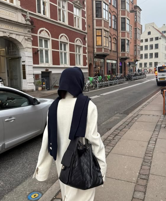  권은비 샤넬 25백 머플러로 끝낸 겨울 여행룩 코디