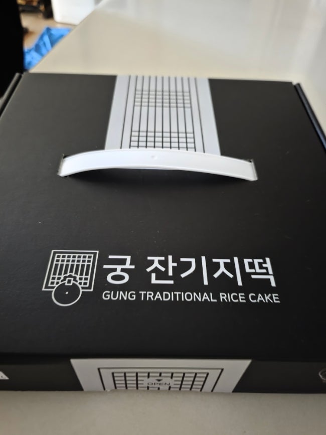  12월 맛난 먹거리들 정리(궁잔기지쑥떡 과 흑임자떡,국가대표 어포빠삭,스벅더블초콜릿케익,붕어유랑단,몽슈와케익,옥주부외할머니김)
