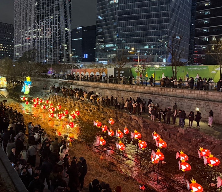  사람이 정말 많은 2025년 서울 빛 초롱 축제 볼 시간이 얼마 안 남았으니 서두르세요~