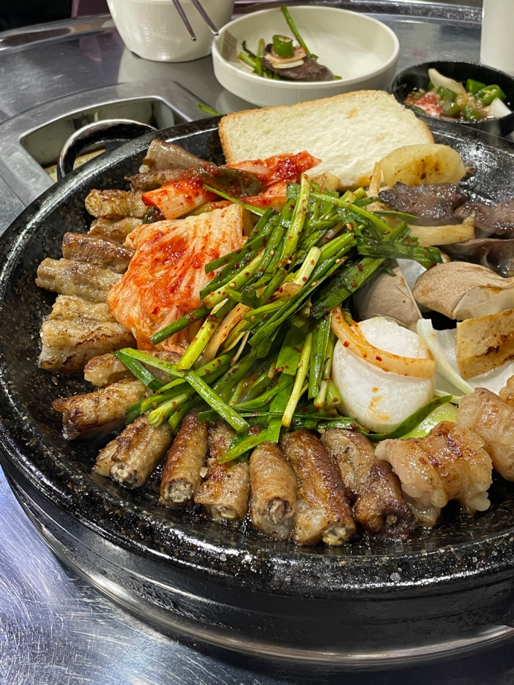  토종곱창 철산본점 : 통마늘이 쏙! 특별한 '한우마늘곱창' 후기!