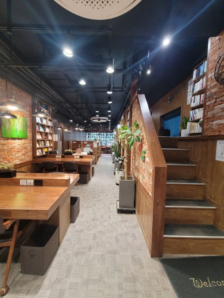 집보다 집중 잘되는 공간, 커피랑도서관 정자카페거리점의 아늑한 무드