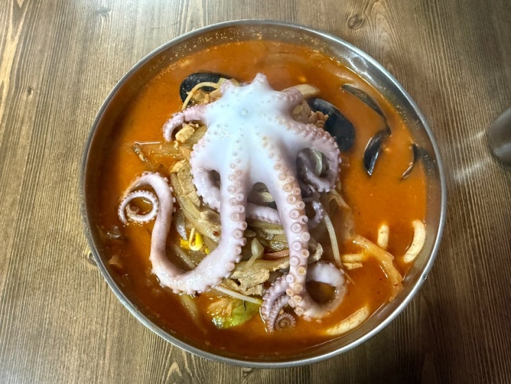  낙지 한 마리가 통으로 들어간 경북 봉화짬뽕전문점