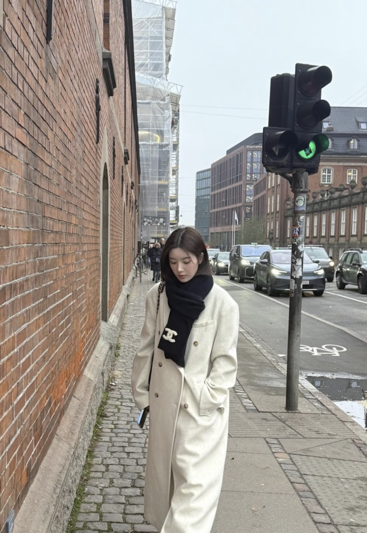  [셀럽 패션] 이시안과 여행 중인 권은비, 분위기 끝판왕 사복룩