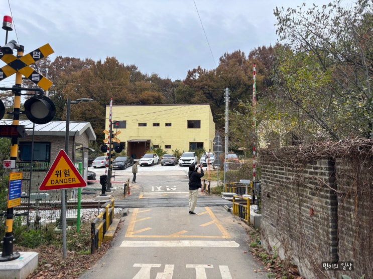  기차가 지나다니는 카페 '휘우커피'